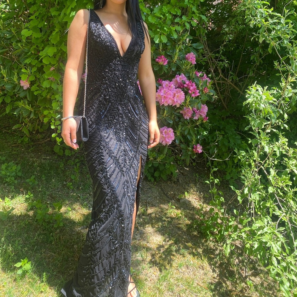 Size 4 - Picture 3 of 7